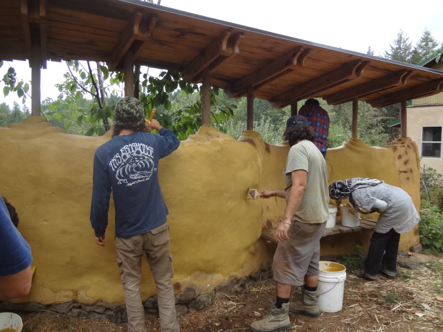 Painting an outdoor cob wall with the aliz