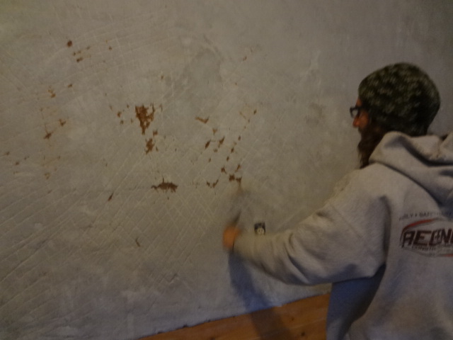 Scarring the old coat of lime plaster 